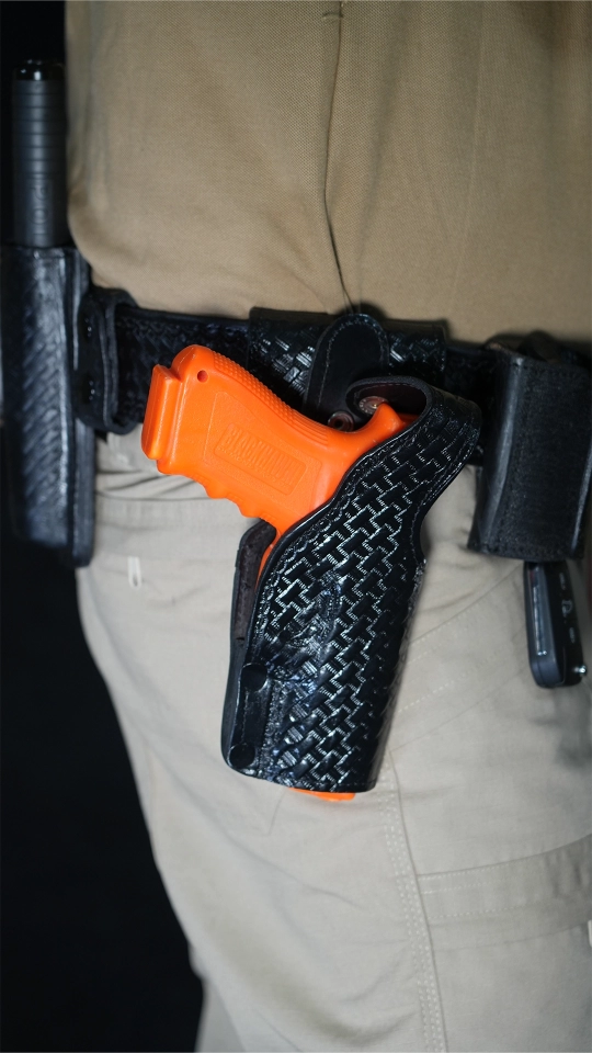 Fornitura de piel con accsesorios para policia