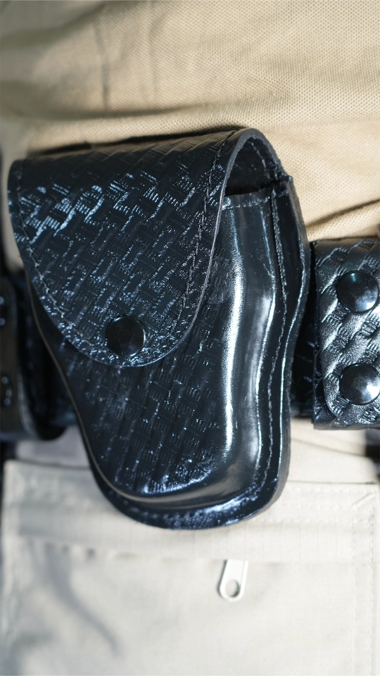 Fornitura de piel con accsesorios para policia