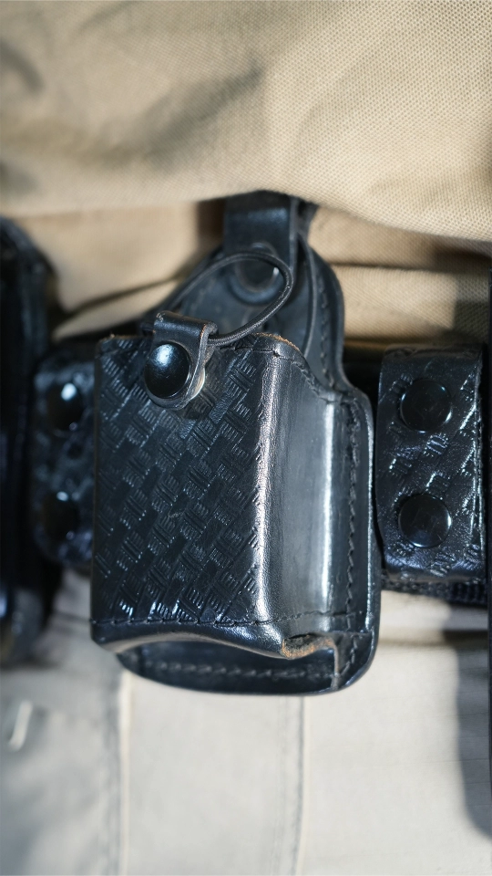Fornitura de piel con accsesorios para policia